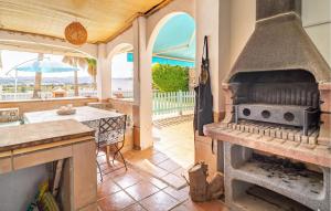 cocina al aire libre con horno y patio en Gorgeous Home In Las Lagunas De Mijas With Kitchen, en Santa Fe de los Boliches