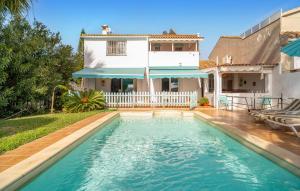 una piscina frente a una casa en Gorgeous Home In Las Lagunas De Mijas With Kitchen, en Santa Fe de los Boliches