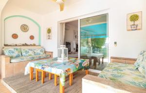 een woonkamer met een bank en een tafel bij Gorgeous Home In Las Lagunas De Mijas With Kitchen in Santa Fe de los Boliches