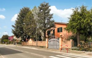 ein Haus mit einem Tor an der Straßenseite in der Unterkunft Beautiful Home In Cortona With Wifi in Cortona