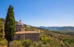 ein altes Gebäude an der Seite eines Hügels in der Unterkunft Beautiful Home In Cortona With Wifi in Cortona