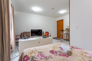 een slaapkamer met een bed en een tv op een kast bij Loft completo na Asa Sul próximo da P Federal ENAP LBV Aeroporto CASV , Rodov Interestadual e academia da PM in Brasilia +18 foto's
