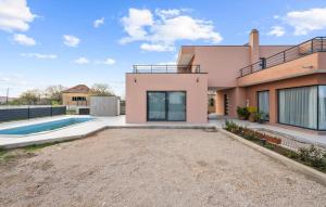 uma grande casa cor-de-rosa com uma piscina em Holiday Home Tina em Oklaj