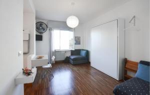 ein kleines Wohnzimmer mit einem Sofa und einem Stuhl in der Unterkunft Gorgeous Apartment In Bordighera With Wifi in Bordighera