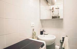 ein weißes Badezimmer mit einem Waschbecken und einem Spiegel in der Unterkunft Gorgeous Apartment In Bordighera With Wifi in Bordighera