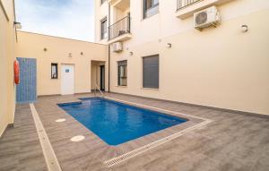 una piscina en el patio de un edificio en Gorgeous Apartment In Fuente De Piedra With Wifi en Fuente de Piedra