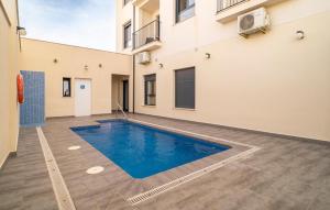 una piscina en el patio de un edificio en 1 Bedroom Beautiful Apartment In Fuente De Piedra en Fuente de Piedra