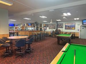 una sala de billar con mesas y pelotas de ping pong en Railway Hotel en South Rakaia