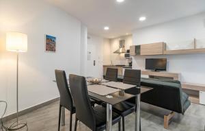 豐特德彼德拉的住宿－Amazing Apartment In Fuente De Piedra With Wifi，用餐室以及带桌椅的厨房。