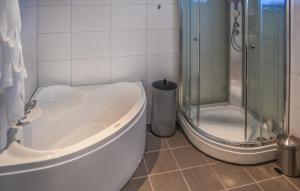 een badkamer met een douche, een bad en een toilet bij Beautiful Home In Brekkest With Lake View 
