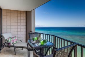 un balcone con tavolo e sedie e l'oceano di Valley Isle Resort 1105 a Kahana