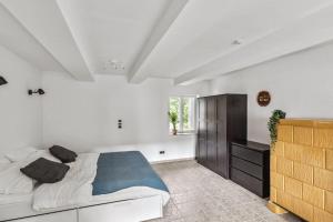 Un dormitorio con una cama y un armario y una ventana. en „Landidylle Niederlausitz“ – Gemütliches Feriendomizil zwischen Natur und Kultur, en Heideblick