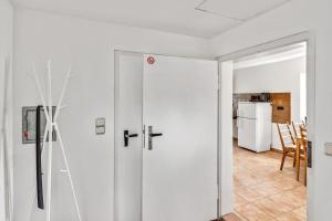 Una puerta blanca en una habitación con cocina en „Landidylle Niederlausitz“ – Gemütliches Feriendomizil zwischen Natur und Kultur, en Heideblick 7 fotos más