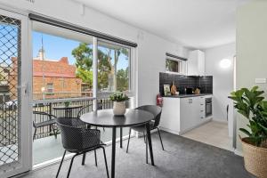 a kitchen and dining room with a table and chairs at Stunning 1-Bed Ground Floor Unit with Front Yard in Melbourne
