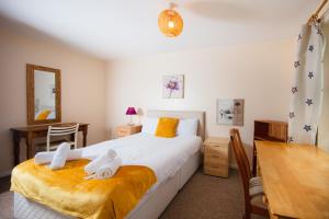 a bedroom with a bed and a desk and a table at Fab Arthur Seat Views, Old Town Apartment in Edinburgh