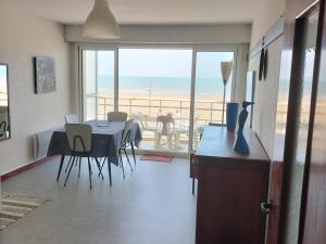 Fotografia z galérie ubytovania Appartement 1 chambre, balcon mer, Saint-Jean-de-Monts, 50m plage, animaux admis, parking - FR-1-323-266 v destinácii Saint-Jean-de-Monts