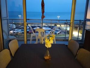 Fotografia z galérie ubytovania Appartement 1 chambre, balcon mer, Saint-Jean-de-Monts, 50m plage, animaux admis, parking - FR-1-323-266 v destinácii Saint-Jean-de-Monts
