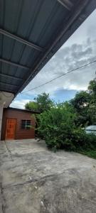 ein Haus mit einer Garage mit Dach in der Unterkunft HOMESTAY BONDA PASIR MAS, KELANTAN in Pasir Mas