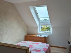 um quarto com uma cama e uma janela em Maison Sarzeau, 3 pièces, 4 personnes - FR-1-639-106 em Sarzeau