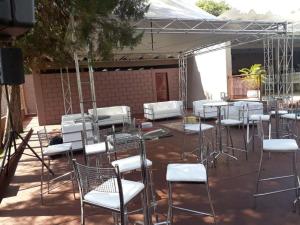 a group of chairs and tables under a tent at Espaço lerri (chácara completa e muito ampla) in Ribeirão Preto