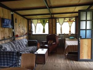ein Wohnzimmer mit einem Sofa und einem Tisch in der Unterkunft Posada Turistica Los Joseph in La Isla