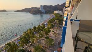 - une vue sur la plage avec des gens dans l'eau dans l'établissement Apartamento 1403 Edificio Karey El Rodadero, à Santa Marta