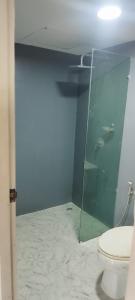 een badkamer met een glazen douche en een toilet bij Unotel Karon Beach in Karon Beach