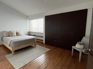 1 dormitorio con cama y ventana grande en La Casa del Agua Puebla en Acatepec