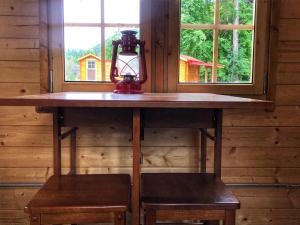 einen Tisch in einem Zimmer mit einem Fenster und einer Laterne in der Unterkunft Funky Bunky in Nelson