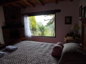 La IslaにあるPosada Turistica Los Josephのベッドルーム1室(ベッド1台、大きな窓付)