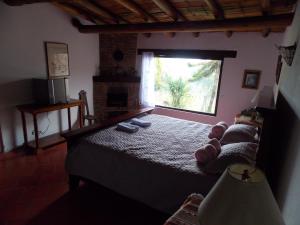 La IslaにあるPosada Turistica Los Josephのベッドルーム1室(大型ベッド1台、窓付)