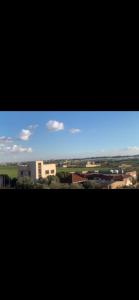 vista su una città con un cielo azzurro di مزرعة كراون a Umm el ‘Amad