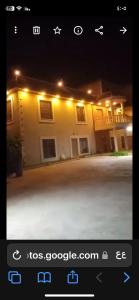 a picture of a house at night with lights at مزرعة كراون in Umm el ‘Amad