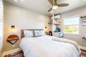 Un dormitorio con una cama grande y una ventana en Beach 5 Villas #B1, en Fernandina Beach