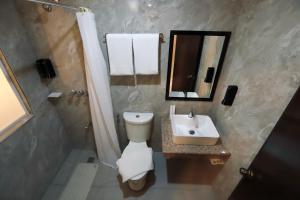 Salle de bains dans l'établissement Monaco Hotel
