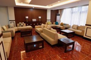 ein großes Wohnzimmer mit Sofas und Tischen in der Unterkunft Monaco Hotel in Taytay