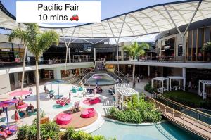 een winkelcentrum met een zwembad met mensen erin bij CASSA CHEVRON ISLAND- Luxury Waterfront House in Gold Coast