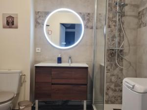 une salle de bain avec un lavabo et une douche avec un miroir dans l'établissement Fort-Mahon : Superbe T2 à 2 pas de la plage avec parking privé - FR-1-482-15, à Fort-Mahon-Plage 7 autres photos