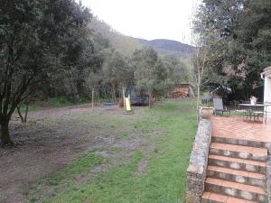a yard with a picnic table and a playground at Gite de la melisse in Lairière