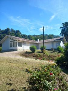 ein Haus mit einem großen Hof in der Unterkunft Casa ampla e aconchegante em Gramado in Gramado