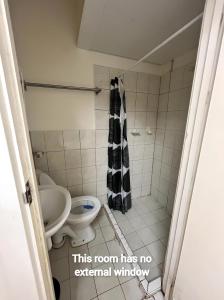 łazienka z toaletą i umywalką w obiekcie Studio A - Wright Lodge w mieście Adelaide