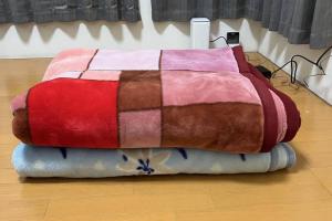 府中市東京 府中駅徒歩圏内 完全プライベートルーム 高速フリーWifi キッチン洗濯機完備 二人でも宿泊可的地板上床边的被子