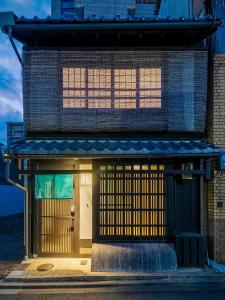 uma entrada para um edifício com um portão em Asagi an Machiya House em Quioto