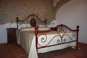 a bedroom with a bed in a room at Casale dei Dotti in Colle Umberto
