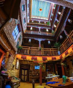 una vista sul soffitto di un grande edificio con soffitto di Shambhala Palace Hotel a Lhasa