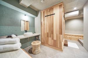 La salle de bains est pourvue de toilettes, d'un lavabo et d'une douche. dans l'établissement Sakura Garden Hotel, à Osaka