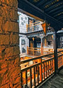 Shambhala Palace Hotel في لاسا: مبنى حجري مع سور وشرفة