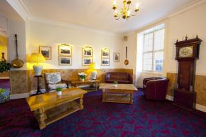 sala de estar con muebles y lámpara de araña en Bedford Hotel, en Tavistock