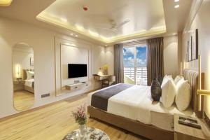sypialnia z dużym łóżkiem i telewizorem w obiekcie Saltstayz Sage - Near Golf Course Road w mieście Gurgaon
