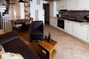 Una cocina y una sala de estar con un sofá y una mesa. en Primavera, en Gargnano